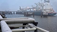 Datei - Die schwimmende Speicher- und Regasifizierungseinheit "Hoegh Esperanza" wird während der Eröffnung des LNG-Terminals in Wilhelmshaven, Deutschland, verankert. 17 Dez. 2022
