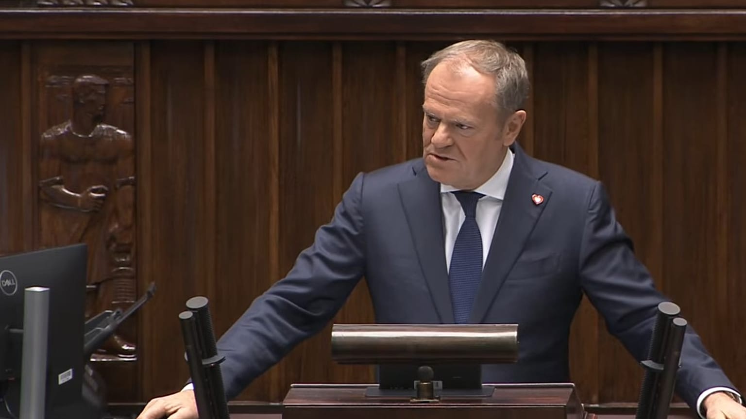 Premier Donald Tusk przemawia w Sejmie przedstawiając nowe informacje na temat sabotażu na kolei, 18.11.2025 r.