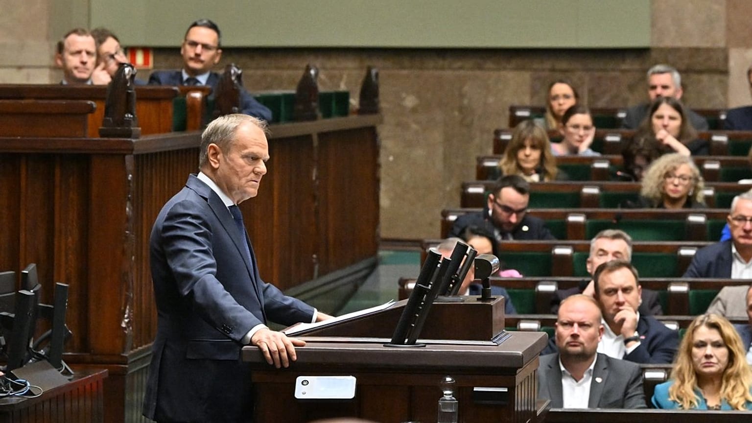 Premier Donald Tusk przemawia w Sejmie przedstawiając nowe informacje na temat sabotażu na kolei, 18.11.2025 r.
