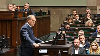 Premier Donald Tusk przemawia w Sejmie przedstawiając nowe informacje na temat sabotażu na kolei, 18.11.2025 r.