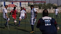 يشارك فلسطينيون في بطولة لكرة القدم للمبتورين، في دير البلح وسط قطاع غزة، يوم الاثنين 17 تشرين الثاني/نوفمبر 2025.