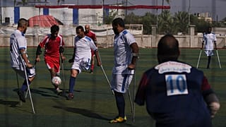 يشارك فلسطينيون في بطولة لكرة القدم للمبتورين، في دير البلح وسط قطاع غزة، يوم الاثنين 17 تشرين الثاني/نوفمبر 2025.