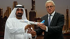 كريستيان شيرر، رئيس الطائرات التجارية في إيرباص، والشيخ أحمد بن سعيد آل مكتوم، الرئيس التنفيذي لطيران الإمارات ورئيس مجلس إدارة فلاي دبي، في معرض دبي للطيران 18 نوفمبر 2025