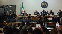أول محاكمة علنية في سوريا تتعلق بالمجازر التي وقعت في آذار الماضي في المحافظات الساحلية، في قصر العدل في حلب، سوريا، الثلاثاء 18 نوفمبر/تشرين الثاني 2025.