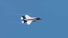 حلقت طائرة مقاتلة أمريكية من طراز F-35 تابعة للحرس الوطني الجوي لولاية فيرمونت فوق مطار سكوبيه، يوم الجمعة 17 يونيو/حزيران 2022.