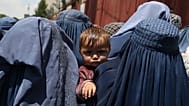 Afghanische Frauen warten in Kabul, Afghanistan, auf kostenlose Lebensmittel, die von Muslim Hands, einer gemeinnützigen Organisation, gespendet wurden. 
