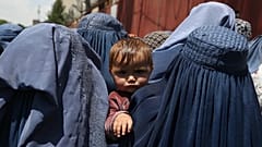 Afganistan'ın başkenti Kabil'de Afgan kadınlar, kâr amacı gütmeyen bir kuruluş olan Muslim Hands tarafından bağışlanan ücretsiz yiyecekleri almak için bekliyor. 