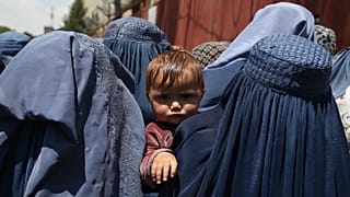 Afghanische Frauen warten in Kabul, Afghanistan, auf kostenlose Lebensmittel, die von Muslim Hands, einer gemeinnützigen Organisation, gespendet wurden. 