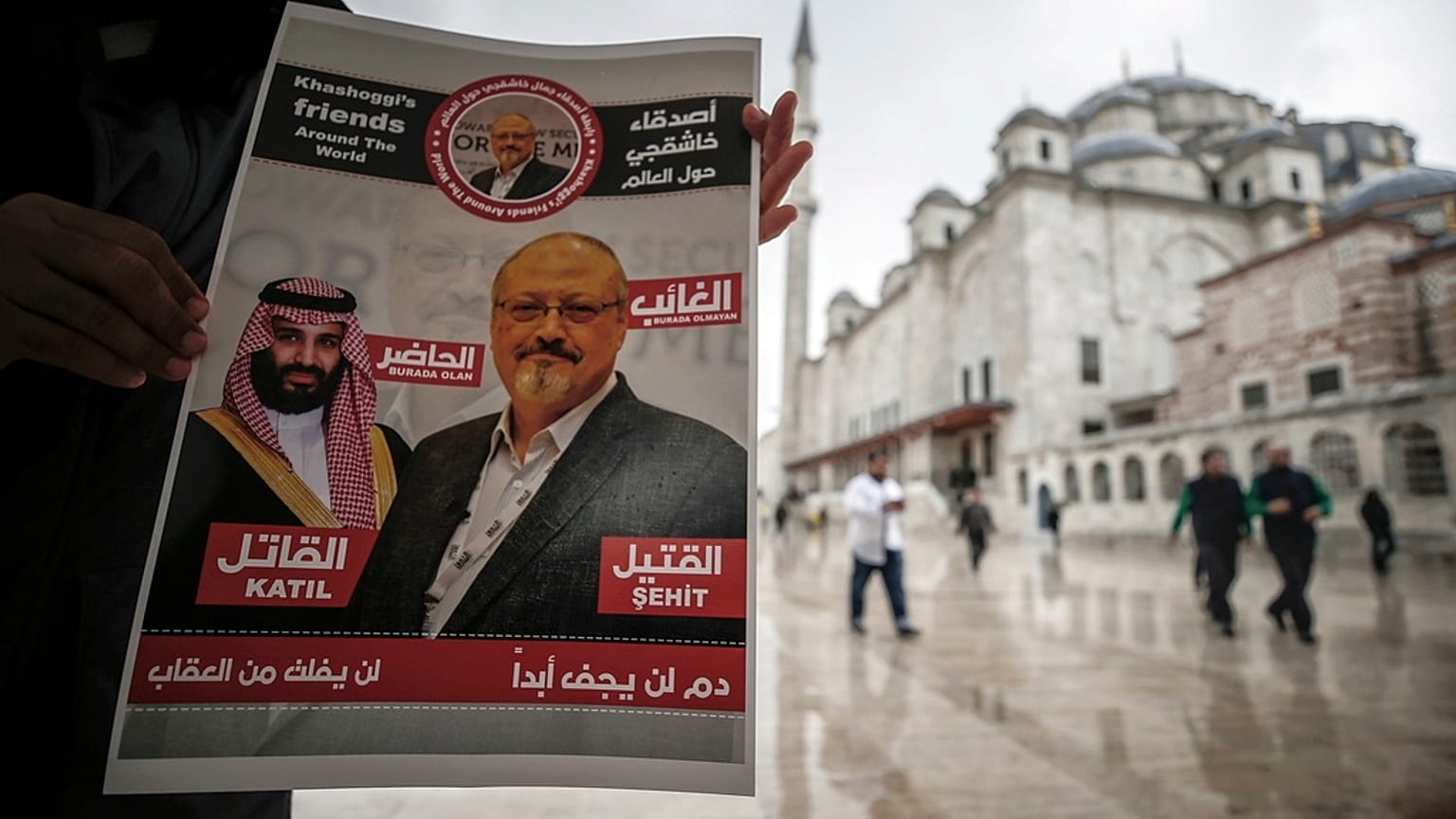  يشارك محتجون في إسطنبول حاملين صور جمال الخاشقجي ومحمد بن سلمان مع كلمات تدينه بمقتله، في 16 نوفمبر 2018.