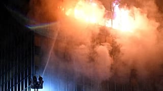 Les pompiers éteignent un incendie dans le gratte-ciel "Vjesnik" à Zagreb, le 18 novembre 2025.