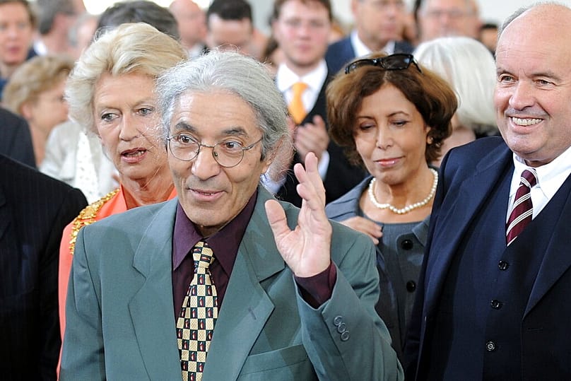 الكاتب الجزائري بوعلام صنصال، وزوجته نزيهة يحضرون حفل توزيع الجوائز في كنيسة بولس في فرانكفورت، وسط ألمانيا، الأحد 16 أكتوبر/تشرين الأول 2011. 