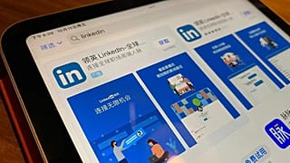La page de l'App Store d'Internet montrant l'application chinoise LinkedIn est affichée sur un appareil à Pékin, le 15 octobre 2021.