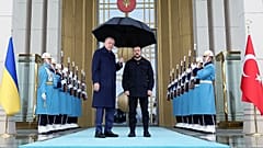 DOSYA: Türkiye Cumhurbaşkanı Recep Tayyip Erdoğan, solda, Ukrayna Devlet Başkanı Volodymyr Zelenskyy ile Ankara'daki görüşmeleri sırasında poz veriyor, 18 Şubat 2025.