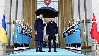 DOSSIER : Le président turc Recep Tayyip Erdogan, à gauche, pose pour une photo avec le président ukrainien Volodymyr Zelenskyy lors de leur rencontre à Ankara, en Turquie, le 18 février 2025.