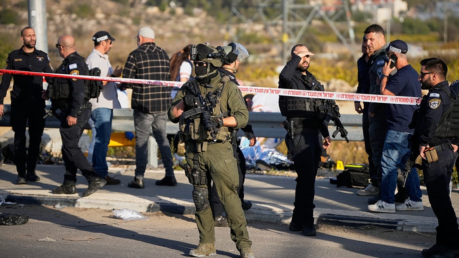 قوات الأمن الإسرائيلية تؤمن منطقة هجوم دهس وطعن بالقرب من مستوطنة غوش عتصيون اليهودية في الضفة الغربية، الثلاثاء 18 نوفمبر/تشرين الثاني 2025. 