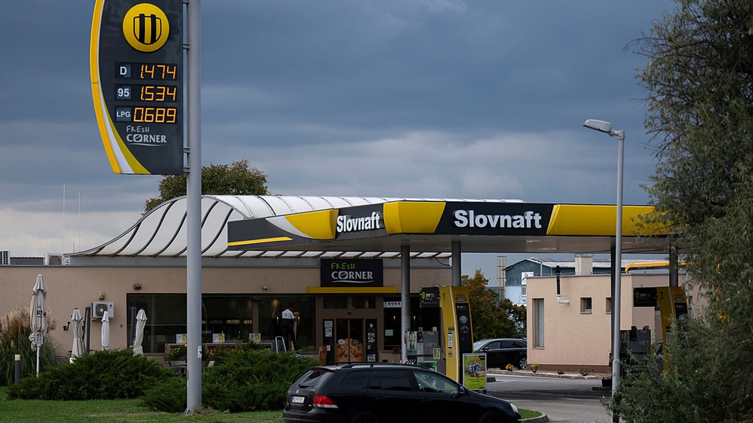 Une voiture entre dans une station-service slovaque Slovnaft, qui appartient à MOL, le conglomérat national hongrois du pétrole et du gaz, près de Sturovo, Slovaquie