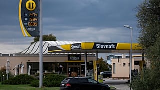 Une voiture entre dans une station-service slovaque Slovnaft, qui appartient à MOL, le conglomérat national hongrois du pétrole et du gaz, près de Sturovo, Slovaquie