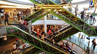 Klienci odwiedzają centrum handlowe w śródmieściu Warszawy, Polska, wtorek, 30 sierpnia 2011 roku.