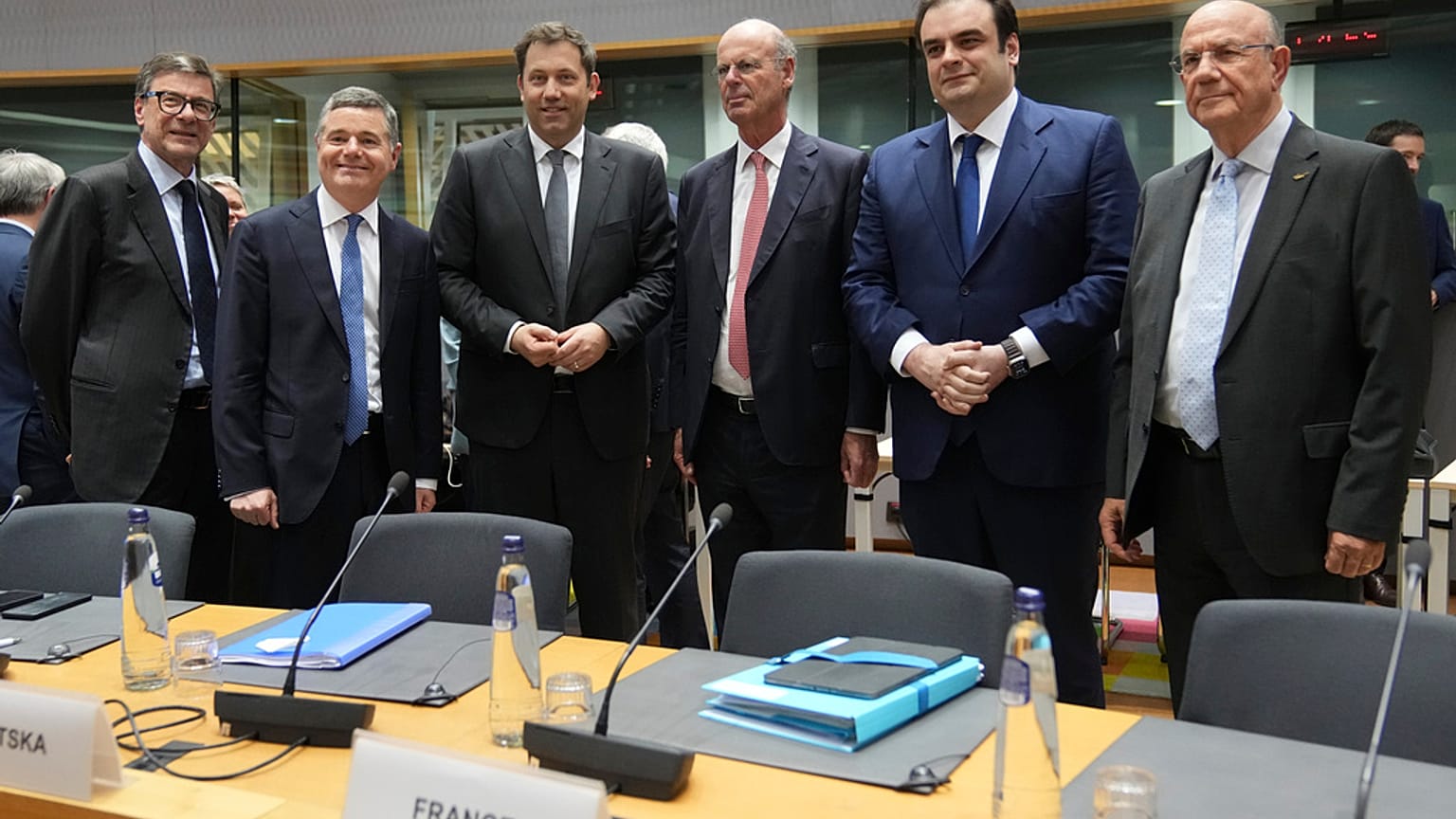 Πρώτος από δεξιά, ο υπουργός Οικονομικών της Κύπρου, Μάκης Κεραυνός, και δεύτερος από αριστερά, ο απερχόμενος πρόεδρος του Eurogroup Πάσκαλ Ντόναχιου