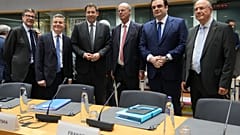 Πρώτος από δεξιά, ο υπουργός Οικονομικών της Κύπρου, Μάκης Κεραυνός, και δεύτερος από αριστερά, ο απερχόμενος πρόεδρος του Eurogroup Πάσκαλ Ντόναχιου
