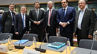 Πρώτος από δεξιά, ο υπουργός Οικονομικών της Κύπρου, Μάκης Κεραυνός, και δεύτερος από αριστερά, ο απερχόμενος πρόεδρος του Eurogroup Πάσκαλ Ντόναχιου