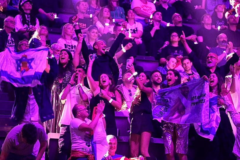 يتفاعل المشجعون الإسرائيليون مع وصول يوفال رافائيل بعد وصولها إلى المباراة النهائية الكبرى، في مسابقة الأغنية الأوروبية، في بازل، سويسرا، الخميس 15 مايو 2025. 