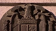ARCHIVO - símbolo franquista en un edificio en España.