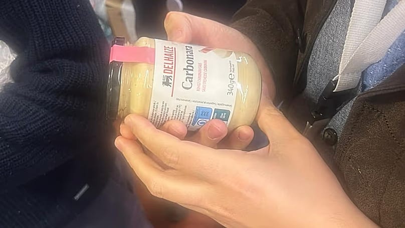 Die in Flaschen abgefüllte Carbonara-Soße, die im Lebensmittelmarkt des Europäischen Parlaments verkauft wird