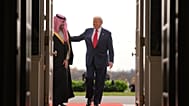 الرئيس دونالد ترامب يرحب بولي العهد السعودي الأمير محمد بن سلمان في البيت الأبيض، الثلاثاء 18 نوفمبر/تشرين الثاني 2025، في واشنطن. 
