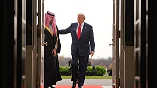 الرئيس دونالد ترامب يرحب بولي العهد السعودي الأمير محمد بن سلمان في البيت الأبيض، الثلاثاء 18 نوفمبر/تشرين الثاني 2025، في واشنطن. 