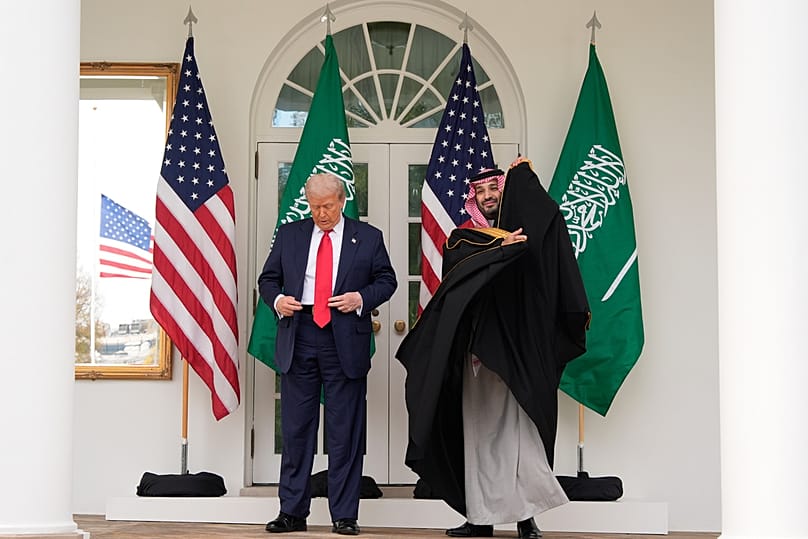 الرئيس دونالد ترامب يسير مع ولي العهد السعودي الأمير محمد بن سلمان على طول الرواق المؤدي إلى المكتب البيضاوي في البيت الأبيض، الثلاثاء 18 نوفمبر/تشرين الثاني 2025،