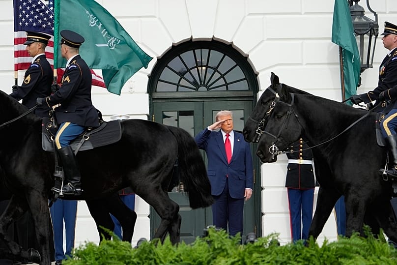 الرئيس دونالد ترامب يؤدي التحية العسكرية أثناء انتظاره وصول ولي العهد السعودي الأمير محمد بن سلمان إلى البيت الأبيض، الثلاثاء 18 نوفمبر/تشرين الثاني 2025، في واشنطن. 