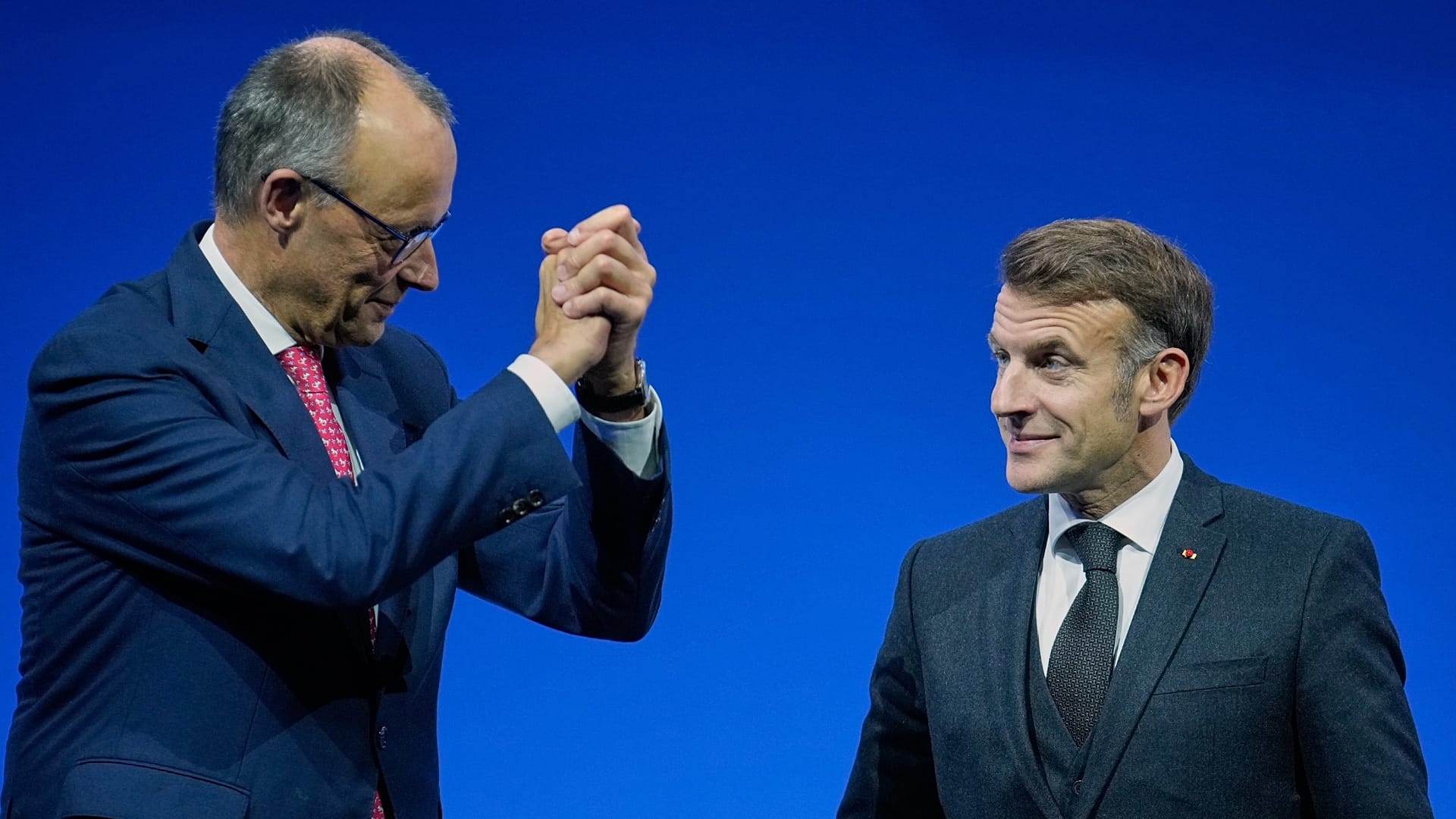Le chancelier allemand Friedrich Merz et Emmanuel Macron lors d'un sommet sur la souveraineté numérique européenne à Berlin, en Allemagne, le mardi 18 novembre 2025