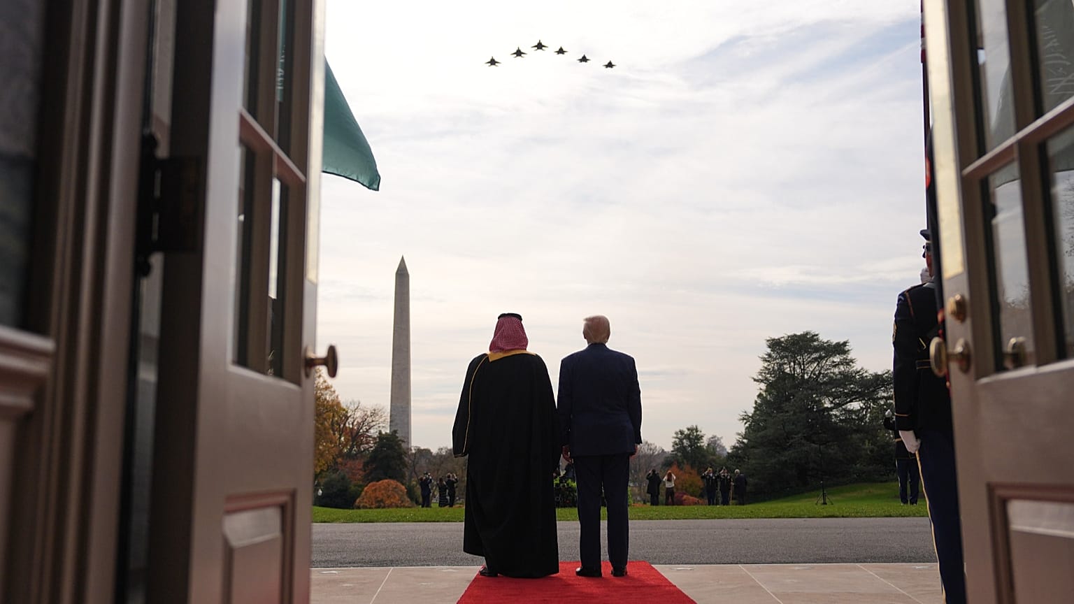 دونالد ترامپ روز سه‌شنبه، ۱۸ نوامبر ۲۰۲۵، در واشینگتن از محمد بن‌سلمان، ولیعهد عربستان سعودی، در کاخ سفید استقبال کرد .