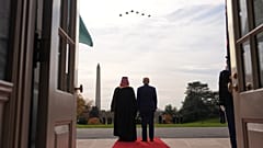 دونالد ترامپ روز سه‌شنبه، ۱۸ نوامبر ۲۰۲۵، در واشینگتن از محمد بن‌سلمان، ولیعهد عربستان سعودی، در کاخ سفید استقبال کرد .
