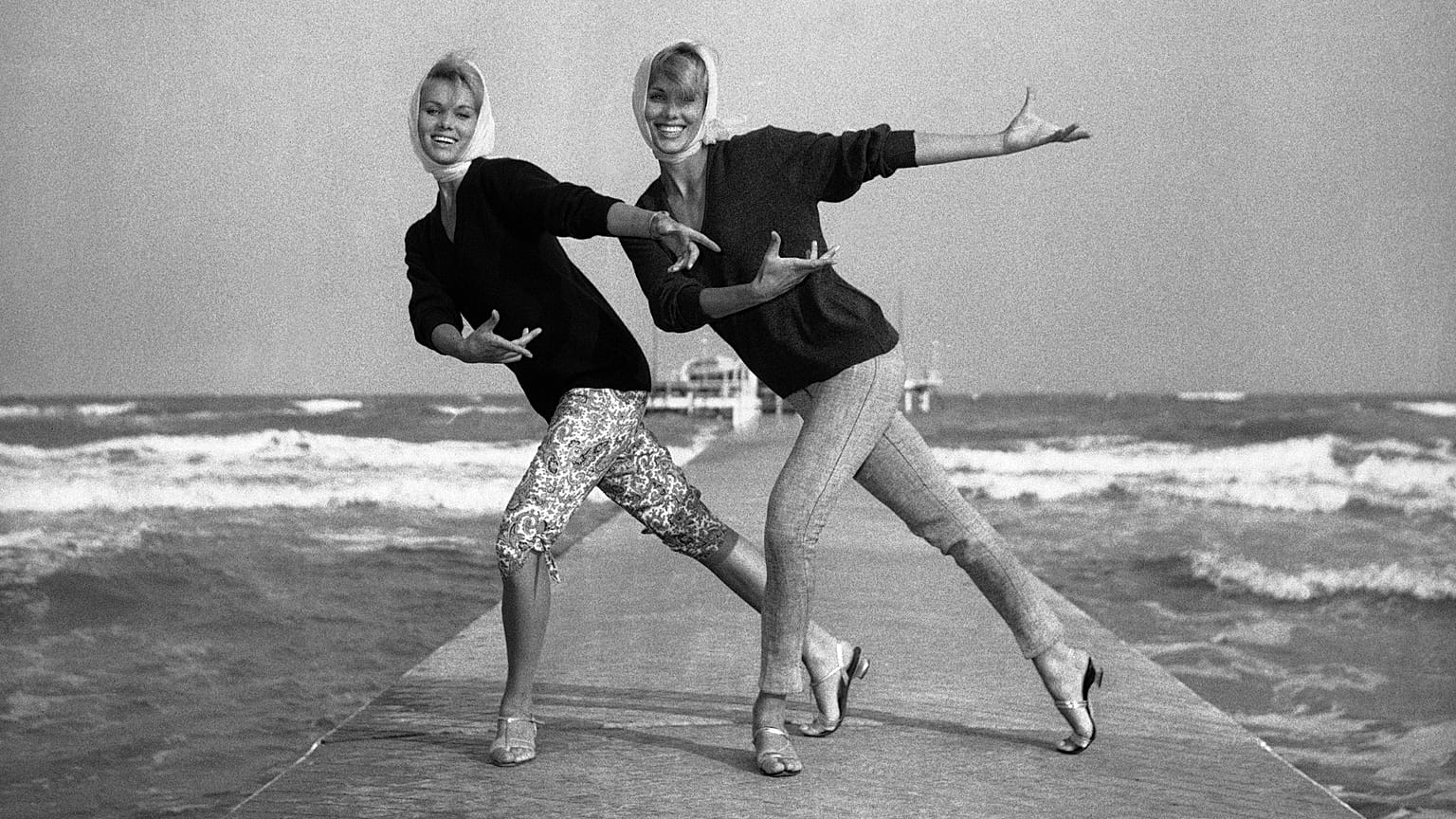 Die deutschen Zwillings-Tänzerinnen Alice (mit längerer Hose) und Ellen Kessler proben am 20. August 1961 am Strand des Excelsior Hotels am Lido von Venedig, Italien. 