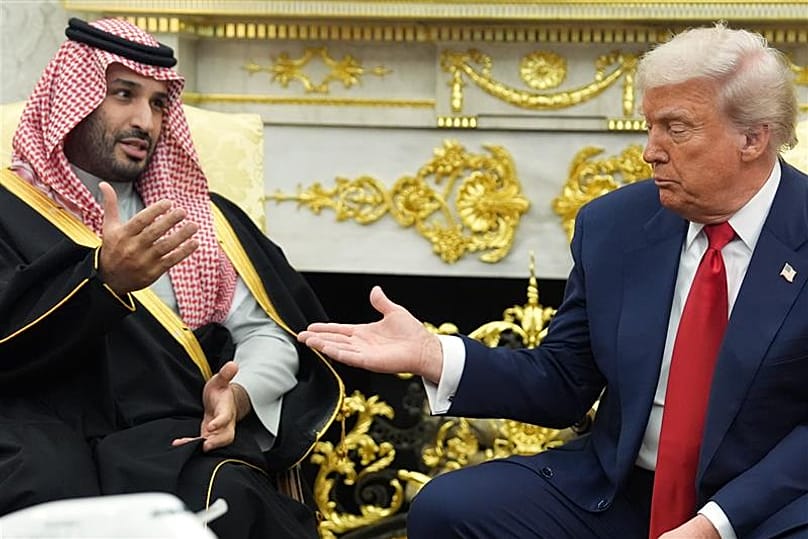 Donald Trump encontra-se com o príncipe herdeiro da Arábia Saudita, Mohammed bin Salman, no Salão Oval da Casa Branca, terça-feira, 18 de novembro de 2025