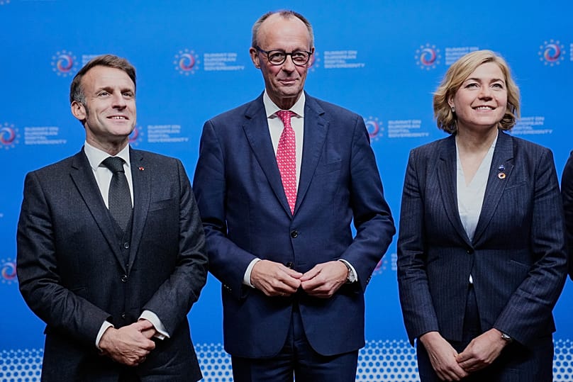 Emmanuel Macron, le chancelier allemand Friedrich Merz et Henna Virkkunen lors d'un sommet sur la souveraineté numérique européenne à Berlin, le mardi 18 novembre 2025