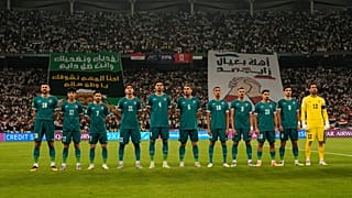 لاعبو المنتخب العراقي يقفون قبل انطلاق مباراة الإياب الأولى لكأس العالم 2026 بين الإمارات والعراق على ملعب البصرة الدولي ، في البصرة ، العراق ، نوفمبر. 18, 2025. 