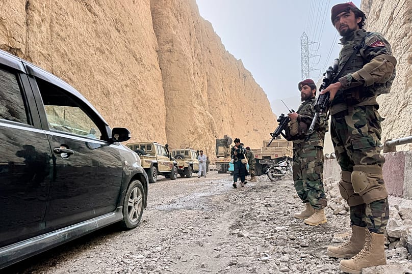 Des soldats de l'armée afghane dirigée par les talibans surveillent un convoi qui tente d'atteindre le site d'un puissant séisme dans la province de Samangan, 3 novembre 2025