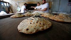 خبز موضوع عليه حبة البركة