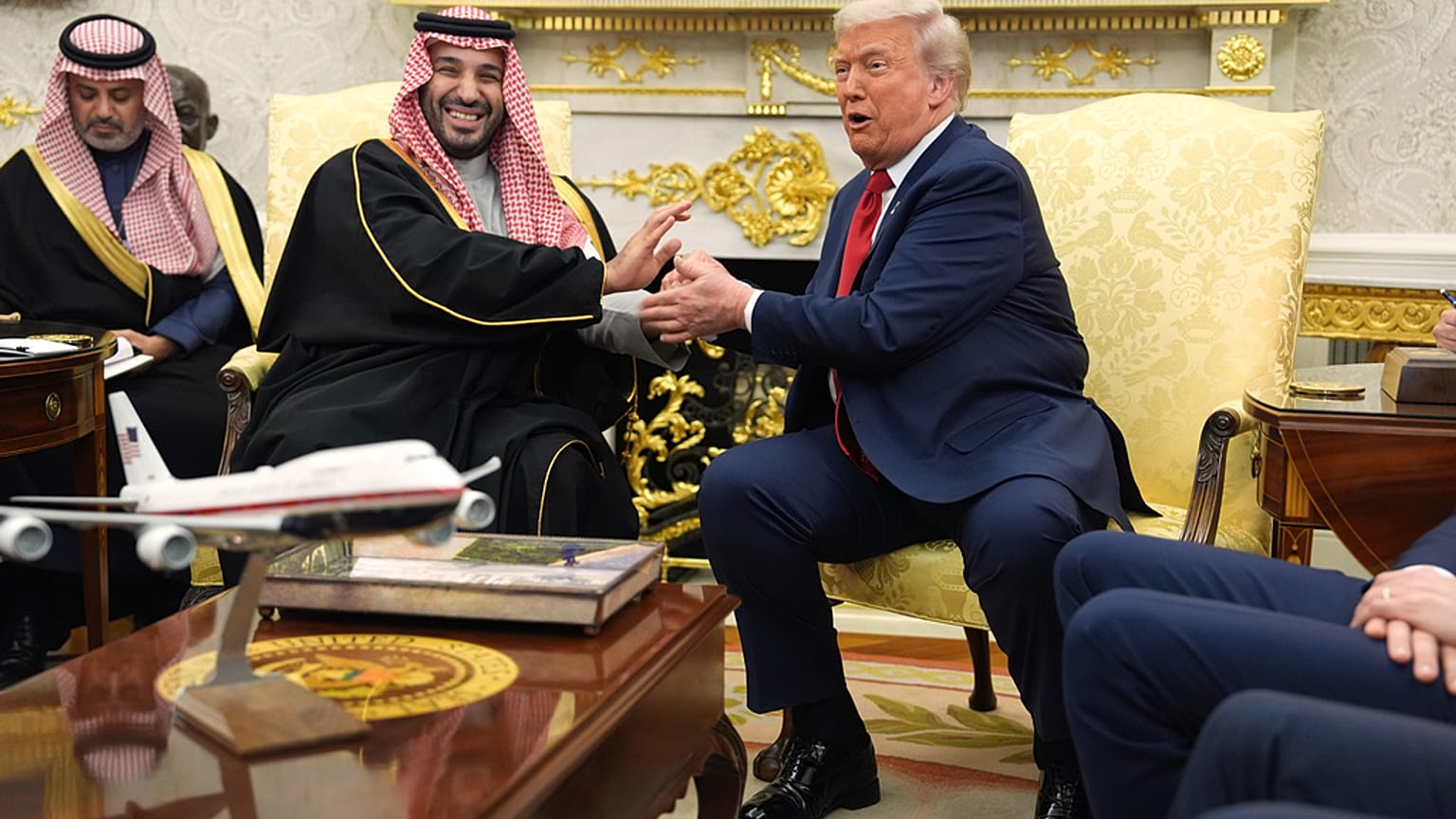 Trump e o príncipe herdeiro saudita na Sala Oval esta terça-feira