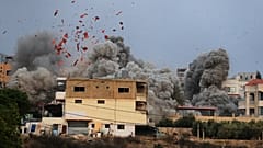 تصاعد الدخان إثر غارة جوية إسرائيلية على قرية طير دبا، جنوب لبنان، الخميس 6 نوفمبر/تشرين الثاني 2025. 