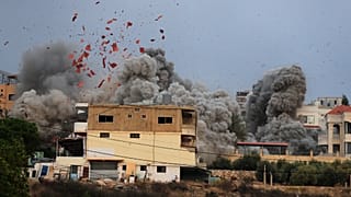 تصاعد الدخان إثر غارة جوية إسرائيلية على قرية طير دبا، جنوب لبنان، الخميس 6 نوفمبر/تشرين الثاني 2025. 