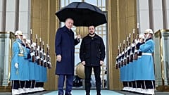 Recep Tayyip Erdogan, a la izquierda, posa para una foto con el presidente ucraniano Volodímir Zelenski durante su reunión en Ankara, Turquía, el 18 de febrero de 2025