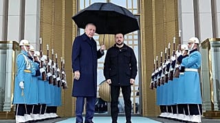 Recep Tayyip Erdogan, a la izquierda, posa para una foto con el presidente ucraniano Volodímir Zelenski durante su reunión en Ankara, Turquía, el 18 de febrero de 2025