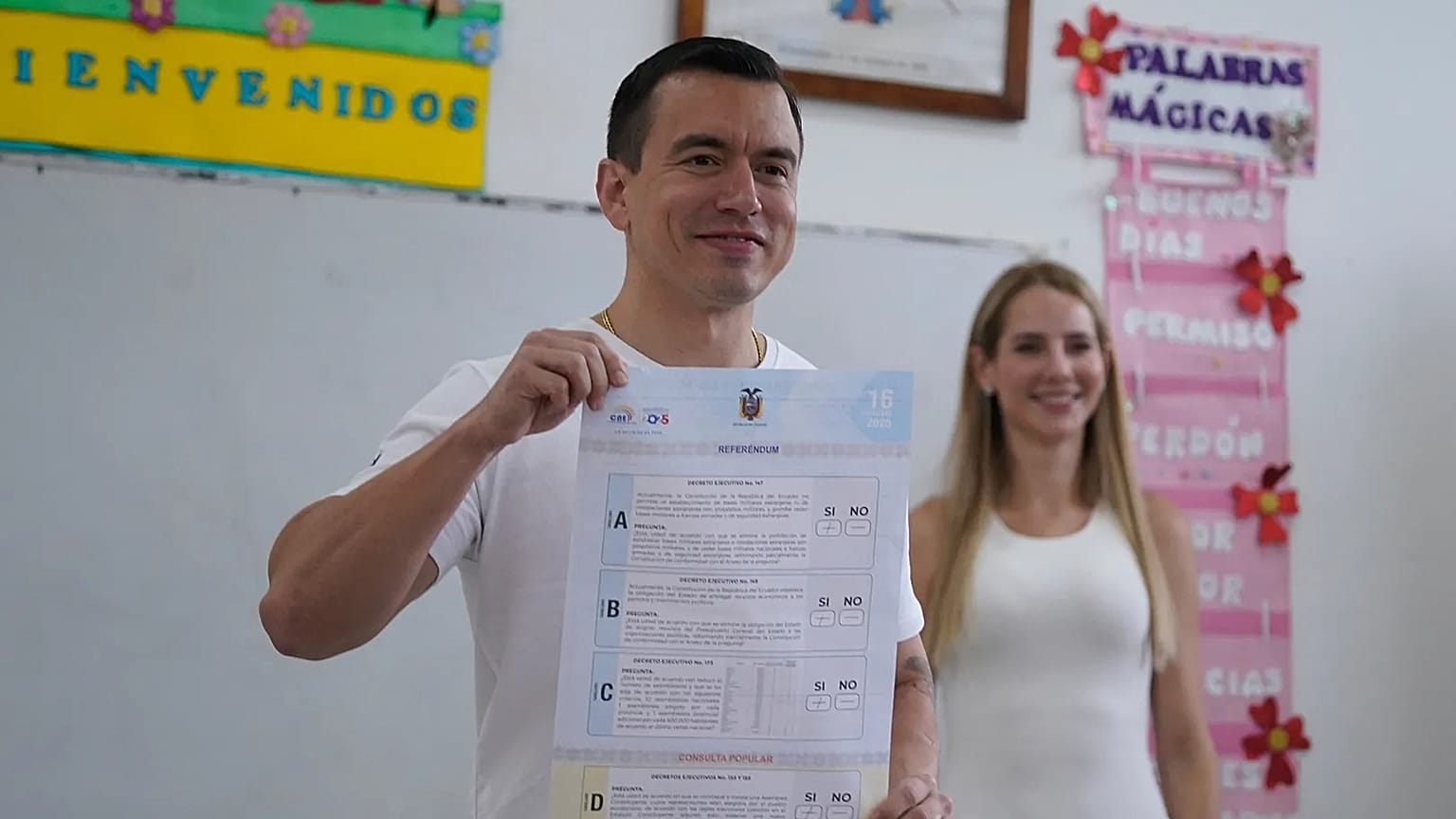 El presidente ecuatoriano Daniel Noboa muestra su voto en el referéndum, en Olón, Ecuador, el 16 de noviembre de 2025. 
