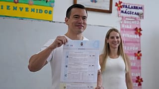 El presidente ecuatoriano Daniel Noboa muestra su voto en el referéndum, en Olón, Ecuador, el 16 de noviembre de 2025. 