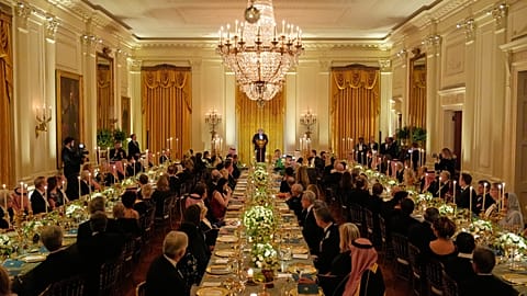 Le président Donald Trump s'exprime lors d'un dîner avec le prince héritier d'Arabie saoudite Mohammed bin Salman dans la salle Est de la Maison Blanche, mardi 18 novembre 2025, à Washington.