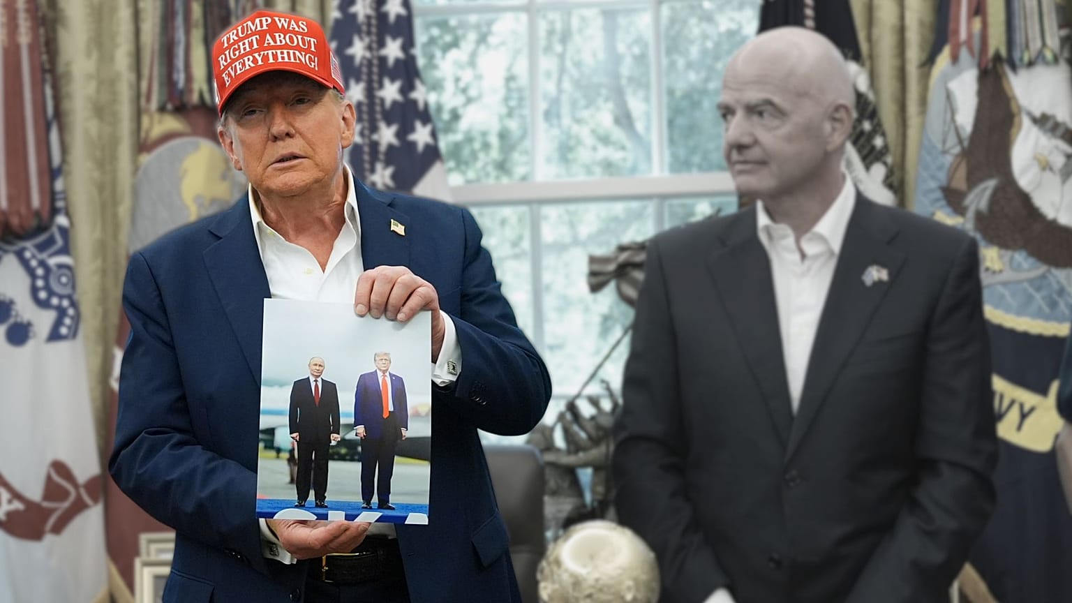 ترامپ تصویر خود با پوتین در دیدار آلاسکا را در دست دارد